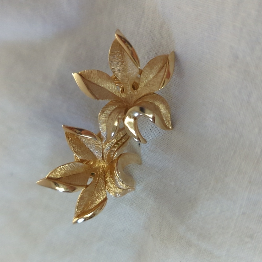 Crown Trifari Earrings Leaf solid signed vintage gold tone clip earrings leaf